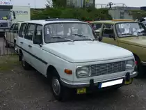 Wartburg 353 Tourist. 1966 - 1988. Das Modell 353 war der Nachfolger des Wartburg 312. Der 
3-Zylinderzweitaktmotor leistetete aus 992 cm³ Hubraum 45 PS bzw. ab 1975 50 PS. Für ein solches Auto waren in der DDR mindestens 17700,00 Ostmark fällig. Oldtimertreffen an der Niebu(h)rg/Oberhausen am 18.10.2015.