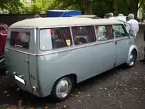 Lloyd LT 600. 1955 - 1961. Der LT 600 kann, genau wie der Fiat Multipla, als Urahn der heutigen Generation Touran/Zafira angesehen werden. Hier wurde zum ersten Mal ein Großraum PKW vorgestellt. Der 2-Zylindermotor leistet 19 PS aus 596 cm³ Hubraum. Oldtimertreffen an der Niebu(h)rg am 18.10.2015.