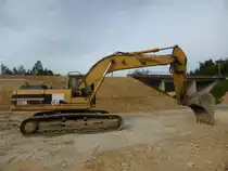 Caterpillar 325B L am 08.06.2014 in der Nähe von Contern (Lux.)