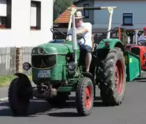 Deutz 4005, unterwegs in Pferdsdorf anl. der 2015er Oldtimerveranstaltung im August