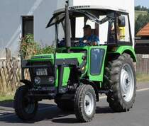 Deutz 4807 fährt durch Pferdsdorf anl. der 2015er Oldtimerveranstaltung im August