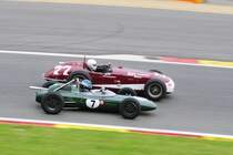 Beim Überholvorgang sieht man die große Unterschiede 
Nr.7 LOTUS 24 947, am 19.Sep.2015 beim Rahmenrennen der 6h Classic, Class 11 - Pre 1966 1.5 litre multi-cylinder Formula 1 cars, Nr.77, KURTIS 500C, Bj.1954, 4454ccm, Fahrer: OWEN Geraint (GB), Class 8 - Formula Libre, Indianapolis and Intercontinental cars, , beim Rennen der Historic Grand Prix Cars Association am 19.9.2015 in Spa Francorchamps