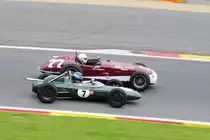 Beim Überholvorgang sieht man die große Unterschiede 
Nr.7 LOTUS 24 947, am 19.Sep.2015 beim Rahmenrennen der 6h Classic, Class 11 - Pre 1966 1.5 litre multi-cylinder Formula 1 cars, Nr.77, KURTIS 500C, Bj.1954, 4454ccm, Fahrer: OWEN Geraint (GB), Class 8 - Formula Libre, Indianapolis and Intercontinental cars, , beim Rennen der Historic Grand Prix Cars Association am 19.9.2015 in Spa Francorchamps