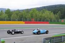 Beim Überholvorgang sieht man die große Unterschiede der Bauarten,
Dunkel Blau Nr.66 COOPER T66, Bj1963, 1495ccm (HOOLE Sidney, GB) Pre 1966 1.5 litre multi-cylinder Formula 1 cars.
Hell Blau Nr.23 TALBOT LAGO T26C, Bj.1948, 4482ccm (BRANDTS Luc, NL), 1935-1951 Grand Prix cars on 18  or 19  wheels.
19.9.2016 Spa Francorchamps