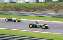 Beim Überholvorgang sieht man die große Unterschiede der Bauarten,
Nr.29, LOTUS 21, Bj.1961, 1500ccm  BURATTI Federico (I),Pre 1966 1.5 litre 4 cylinder Formula 1 cars.
Gegen Nr.69 LOTUS 18 370, Bj.1960 2495ccm, GUARINO Andrea (I),Pre 1961 rear engine Grand Prix cars on 15” wheels.
beim Historic Grand Prix Cars Rennen, am 19.Sep.2015 im Rahmenrennen der 6h Classic,