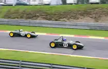 Beim Überholvorgang sieht man die große Unterschiede der Bauarten,
Nr.29, LOTUS 21, Bj.1961, 1500ccm  BURATTI Federico (I),Pre 1966 1.5 litre 4 cylinder Formula 1 cars.
Gegen Nr.69 LOTUS 18 370, Bj.1960 2495ccm, GUARINO Andrea (I),Pre 1961 rear engine Grand Prix cars on 15” wheels.
beim Historic Grand Prix Cars Rennen, am 19.Sep.2015 im Rahmenrennen der 6h Classic,