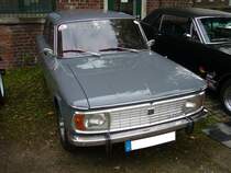 NSU 1200. 1967 - 1973. Der 1200 wurde auf der Basis des NSU Prinz 1000 entwickelt und war mit einem größerem Motor und einem verlängerten Vorderwagen versehen. Von dieser Modellreihe produzierten die Neckarsulmer 227938 Fahrzeuge, die ab einem Preis von DM 5950,00 (bei Modelleinführung) beim Händler standen. Der im Heck verbaute 4-Zylinderreihenmotor leistet 55 PS aus 1177 cm³ Hubraum. Oldtimertreffen an der Niebu(h)rg am 18.10.2015.