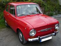 Seat 850 Berlina. 1966 - 1974. Der Seat 850 Berlina entsprach bis auf wenige Details der italienischen Grundform des Fiat 850, der bereits 1964 vorgestellt wurde. Allerdings brachte SEAT ihn erst zwei Jahre später auf den Markt. Der 4-Zylinderreihenmotor mit 843 cm³ Hubraum leistete im ersten Jahr 40 PS, danach 42 PS. Oldtimertreffen an der Niebu(h)rg am 18.10.2015.