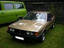 VW Scirocco I. 1974 - 1980. Der werksintern Typ 53 genannte Scirocco wurde von Giugaro gezeichnet und bei Karmann in Osnabrück gebaut. Hier wurde ein Modell ab Produktionsjahr 1977 in der Farbe sandmetallic abgelichtet. Oldtimertreffen an der Niebu(h)rg am 18.10.2015.