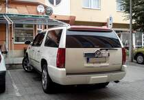 Cadillac Escalade (Rückansicht), nicht für die europäische Parklplätze geeignet. Aufnahmezeit: 07.10.2015 