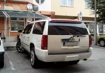 Cadillac Escalade (Rückansicht), nicht für die europäische Parklplätze geeignet. Aufnahmezeit: 07.10.2015 