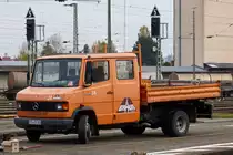Mercedes Benz 811D Pritschenkipper mit langem Fahrerhaus. Abgestellt auf dem Bahnsteig in Plattling. 25.10.2015