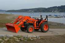Ein Kubota L4100 am 12.10.2015 beim Einsatz am Möhnesee in Körbecke.