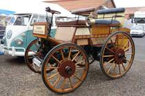 Ein Nachbau der Daimler Motorkutsche steht auf der Freigeländefläche bei der Bulldogmesse in Alsfeld bestaunt werden, Oktober 2015