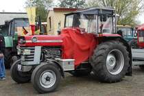 MF 135 steht auf der Freigeländefläche bei der Bulldogmesse in Alsfeld, Oktober 2015