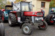 MF 165 steht auf der Freigeländefläche bei der Bulldogmesse in Alsfeld, Oktober 2015
