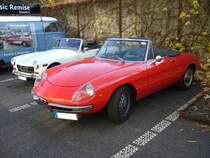 Alfa Romeo Spider 1600 Duetto. 1966 - 1968. Der 4-Zylinderreihenmotor mit 1570 cm³ Hubraum leistet 109 PS. Besucherparkplatz der Düsseldorfer Classic Remise am 31.10.2015.