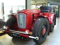 SAME 360 Schlepper. Dieser Schlepper wurde 1958 vorgestellt. Der 3-Zylinderreihendieselmotor leistet 62 PS aus 3235 cm³ Hubraum.. Classic Remise Düsseldorf am 31.10.2015. 