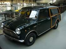 Innocenti Mini Traveller von 1967. Im Jahr 1966 stieg British Leyland bei Innocenti in Lambrate, einem Vorort von Mailand, ein. Hier wurde der Mini eine Zeit lang für den südeuropäischen Markt produziert. Der 4-Zylinderreihenmotor mit 848 cm³ Hubraum leistet 37 PS. Classic Remise Düsseldorf am 31.10.2015.