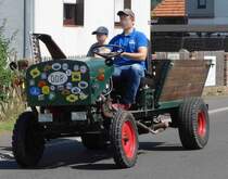 Eigenbautraktor unterwegs beim Festzug anl. der 2015er Oldtimerausstellung in Pferdsdorf/Thüringen, 08/2015