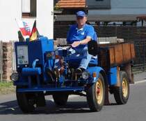 Eigenbautraktor unterwegs beim Festzug anl. der 2015er Oldtimerausstellung in Pferdsdorf/Thüringen, 08/2015