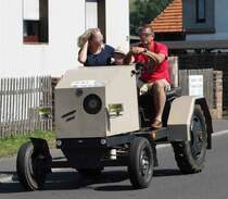 Eigenbautraktor unterwegs beim Festzug anl. der 2015er Oldtimerausstellung in Pferdsdorf/Thüringen, 08/2015