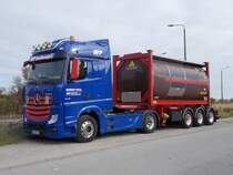 Mercedes mit Tankcontainer,am 11.Oktober 2015,in Greifswald Ladebow.