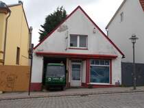 Genau in einem Schaufenster in Bergen/Rügen passte der Multicar am 18.Juni 2015.