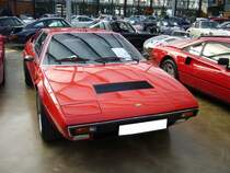 Ferrari Dino 308 GT4. 1974 - 1976. Als Ferrari 308 GT4 wurde der viersitzige Sportwagen noch bis 1980 weiter produziert. Der V8-motor mit 2926 cm³ Hubraum leistet 255 PS und beschleunigt den Wagen auf 250 km/h. Classic Remise Düsseldorf am 31.10.2015.