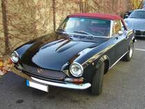 Fiat 124 Spider. 1966 - 1985. Während seiner 19-jährigen Bauzeit war der 124 Spider mit etlichen Motorisierungen lieferbar. Von diesem Modell wurden ca. 199.000 Fahrzeuge produziert. Besucherparkplatz der Düsseldorfer Classic Remise am 31.10.2015.