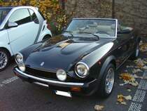 Fiat 124 Spider Europa Volumex. 1983 - 1984. Bei diesem Modell handelt es sich um eine Sonderserie von 500 Stück, die ausschließlich in Europa verkauft wurden. Der 
4-Zylinderreihenmotor mit 2.0l Hubraum wird durch einen Roots-Kompressor aufgeladen und leistet 135 PS. Besucherparkplatz der Düsseldorfer Classic Remise am 31.10.2015.