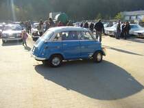 Profilansicht eines BMW 600. 1957 - 1959. Der BMW 600 ist ein aus der Isetta entwickelter viersitziger Kleinwagen mit Fronteinstieg und einer hinteren Seitentür auf der rechten Seite. Der 2-Zylinderboxermotor entstammt aus dem BMW Motorradprogramm und leistet 19,5 PS aus 582 cm³ Hubraum. Von den 34318 produzierten 600´ern dürften nur wenige Exemplare überlebt haben. Oldtimertreffen am Industriemuseum Ennepetal am 01.11.2015.