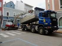 SCANIA-G440 bei einer Straßenbaustelle; 140428