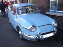 Panhard PL 17. 1959 - 1965. Der PL 17 war das letzte PKW-Modell der legendären Marke Panhard. Der extrem aerodynamische Wagen (cw-Wert von 0,26) wiegt nur ca. 800 kg. Somit verhilft der 2-Zylinderboxermotor mit 42 PS aus 851 cm³ Hubraum zu einer Höchstgeschwindigkeit von 130 km/h. Oldtimertreffen Industriemuseum Ennepetal am 01.11.2015.