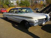 Buick Invicta Series 4600 fourdoor Sedan des Modelljahres 1960. In diesem Modelljahr bot die Buick-Division vier Modellreihen an: Series 4400 LeSabre, Series 4600 Invicta (wie abgelichtet), Series 4700 Electra und das Topmodell Series 4800 Electra 225. Der V8-motor leistet 325 PS aus 6568 cm³ Hubraum. Oldtimertreffen Industriemuseum Ennepetal am 01.11.2015.