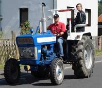 Ford 3000, unterwegs beim Festzug anl. der 2015er Oldtimerausstellung in Pferdsdorf/Thüringen, 08/2015