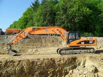Caterpillar 325D LN bei Arbeiten an der B51 zwischen Trier und Bitburg, 24.05.2010