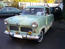 Ford Taunus G13 12M Limousine. 1952 - 1962. Das Modell G13 war der erste Ford in Pontonform. Er wurde in vier verschiedenen Serien gebaut. Hier wurde ein früher 12M der Baujahre 1952 bis 1956 abgelichtet. Ein solcher Wagen kostete 1953 DM 6760,00. Dafür bekam man ein modernes Auto mit einem 4-Zylinderreihenmotor, der aus 1172 cm³ Hubraum 38 PS leistet. Oldtimertreffen Industriemuseum Ennepetal am 01.11.2015.