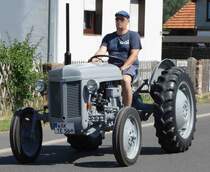 Ferguson, unterwegs beim Festzug anl. der 2015er Oldtimerausstellung in Pferdsdorf/Thüringen, 08/2015
