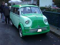 Lloyd LT 600. 1955 - 1961. Der LT 600 kann, wie der Fiat 600 Multipla, als Vorläufer der heutigen Familienvans angesehen werden. Hier wurde ein Modell ab Baujahr 1957, erkennbar an der Karosserie aus Blech, abgelichtet. Es gab dieses Modell auch mit einem verlängerten Radstand. Dieses ist an den drei hinteren Seitenscheiben zu erkennen. Der 2-Zylinderviertaktmotor leistet 19 PS aus 596 cm³ Hubraum. Oldtimertreffen Industriemuseum Ennepetal am 01.11.2015.
