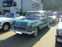 Opel Olympia Rekord P1. 1957 - 1960. Hier wurde ein P1 in der Farbkombination neptunblau/alabaster abgelichtet. Der P1 war wahlweise mit einem 1.5l Motor und 45 PS oder einem 1.7l Motor mit 55 PS lieferbar. Oldtimertreffen Industriemuseum Ennepetal am 01.11.2015.