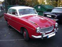 Hansa 1100 Limousine. 1958 - 1961. Dieses Modell wurde bereits ein Jahr vorher als Goliath 1100 vorgestellt. Da das Markenimage der Marke Goliath durch die Anfälligkeit der Modelle Goliath GP 700 und GP 900 gelitten hatte, benannte man den Wagen in Hansa 1100 um. Es gabe den Hansa 1100 als zweitürige Limousine, Coupe und als zweitürigen Kombiwagen. Hier wurde ein Modell der letzten Baureihe (1959 - 1961) abgelichtet. Dieses ist an der durchgehenden, seitlichen Zierleiste zu erkennen. Der Goliath 1100 hat einen 4-Zylinderboxermotor mit 1093 cm³ Hubraum. Wahlweise konnte er mit 40 PS oder 55 PS geordert werden. Oldtimertreffen Industriemuseum Ennepetal am 01.11.2015.