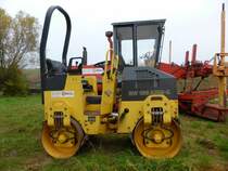Bomag BW 100 ADM-2, eingesetzt bei Bau des neuen Sportplatzes in Temmels, 25.10.2015