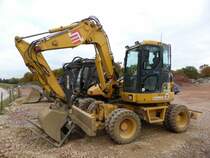 Komatsu PW 98 MR-6 am 25.10.2015 in der Nähe von Contern (Lux.)