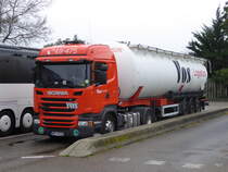 Scania R 410 Sattelschlepper auf einem Autobahnparkplatz in Frankreich am 03.10.2015