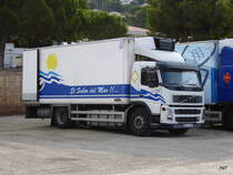 Volvo Kühltransporter auf dem Fischmarkt in Rosas (E) am 28.09.2015