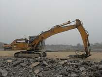 Liebherr R 912 HDS Litronic am 13.04.2009 auf einer Baustelle bei Esch/Alzette (Lux.)