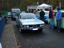 BMW E9. 1968 - 1975. Der E9 war im Grunde ein facegeliftetes  Schlitzaugencoupe  mit wesentlich gefälligeren Formen. Das hier abgelichtete E9 Coupe ist ein nur 844 mal produzierter 2500 CS. Aufgrund der Wirtschaftskrise Mitte der 1970´er Jahre bot BMW in den Jahren 1974 und 1975 das motorisch abgespeckte und einfacher ausgestattete 2500 CS Coupe an. Der 6-Zylinderreihenmotor leistet 150 PS aus 2494 cm³ Hubraum. Oldtimertreffen Industriemuseum Ennepetal am 01.11.2015.