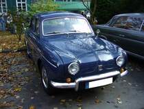 Renault Dauphine. 1956 - 1968. Die Dauphine erfreute sich auch in Deutschland und Österreich großer Beliebtheit. Im Heck ist ein wassergekühlter 4-Zylinderreihenmotor verbaut, der aus 845 cm³ Hubraum ca. 28 PS leistet. Oldtimertreffen Industriemuseum Ennepetal am 01.11.2015.