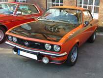 Opel Manta A GT/E. 1974 - 1975 Der Manta A wurde bereits 1970 als Coupe auf der Basis des  Ascona auf den Markt gebracht. 1974 brachten die Rüsselsheimer als Spitzenmodell dieser Baureihe den besonders sportlichen GT/E auf den Markt. Bei seiner Markteinführung kostete ein GT/E in Grundausstattung DM 12530,00. Dafür bekam man ein sportliches, viersitziges Coupe mit einem 4-Zylinderreihenmotor, der aus 1897 cm³ Hubraum 105 PS leistet. Oldtimertreffen Industriemuseum Ennepetal am 01.11.2015.